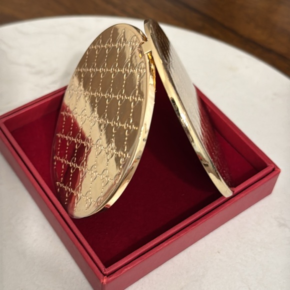 Gucci mirror a beautiful woman accessories made by Guccithis is NWOT - Picture 12 of 14